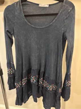 T Party Fashion Blue Washed Embroidered Tunic bell sleeves size small